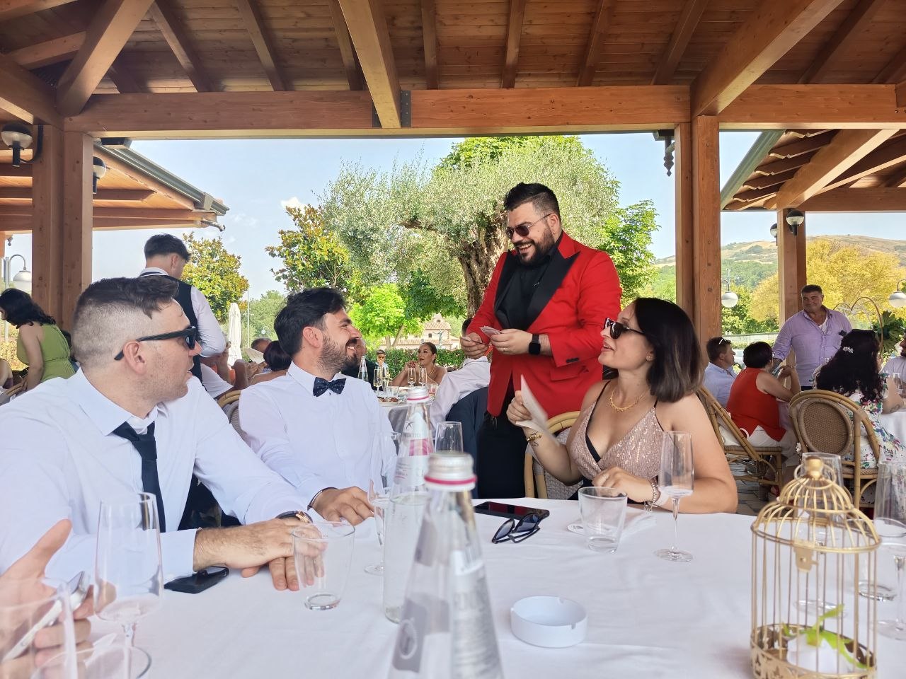 Magia ai tavoli durante ricevimento di matrimonio